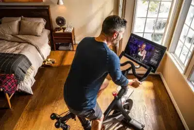 Peloton lança nova linha com IA e mira expansão global, ações sobem 100%