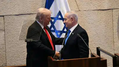 Trump pede a Israel que converta vitórias militares em prosperidade e apela aos palestinos por paz Trump pede a Israel que converta vitórias militares em prosperidade e apela aos palestinos por paz