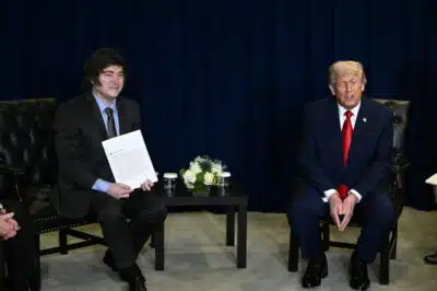 Milei e Trump se encontram para garantir apoio financeiro antes das eleições legislativas Milei e Trump se encontram para garantir apoio financeiro antes das eleições legislativas