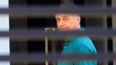 Moraes mantém prisão domiciliar de Bolsonaro e justifica com risco de fuga e descumprimento de medidas Moraes mantém prisão domiciliar de Bolsonaro e justifica com risco de fuga e descumprimento de medidas