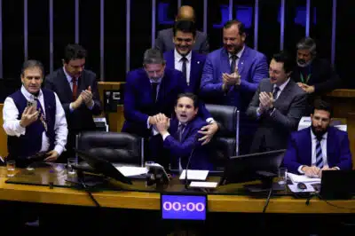 Deputados aprovam isenção de IR com foco em popularidade Deputados aprovam isenção de IR com foco em popularidade