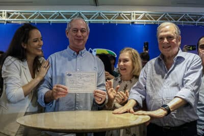 Ciro Gomes volta ao PSDB em Fortaleza e clama por ‘libertação’ do Ceará Ciro Gomes volta ao PSDB em Fortaleza e clama por ‘libertação’ do Ceará