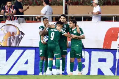 Palmeiras surpreende São Paulo em clássico com erro polêmico da arbitragem
