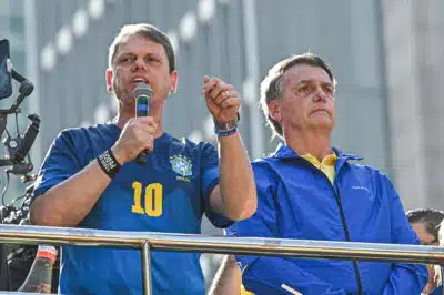 Bolsonaro apoia Tarcísio de Freitas como candidato para derrotar Lula em 2026 Bolsonaro apoia Tarcísio de Freitas como candidato para derrotar Lula em 2026