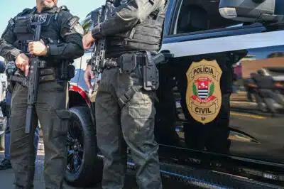 Polícia Civil desmantela célula do PCC que cobrava impostos e fiscalizava lucros ilícitos Polícia Civil desmantela célula do PCC que cobrava impostos e fiscalizava lucros ilícitos
