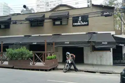Vendas em bares e restaurantes despencam 4,9% em setembro, revela Abrasel Vendas em bares e restaurantes despencam 4,9% em setembro, revela Abrasel
