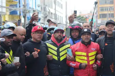Motoboys fazem protesto na 25 de Março após entregador ser baleado em assalto brutal