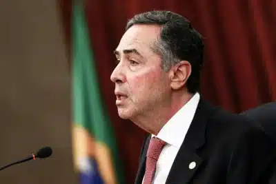 Barroso é atendido em hospital de Brasília após queda de pressão antes da aposentadoria oficial Barroso é atendido em hospital de Brasília após queda de pressão antes da aposentadoria oficial