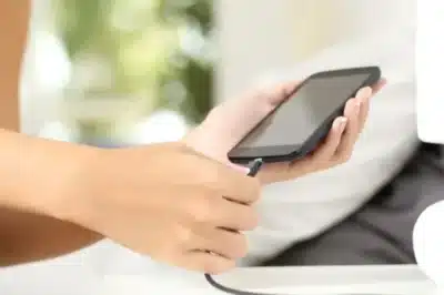 Qual celular até R$ 1.500 oferece a melhor bateria em 2025? Samsung Galaxy M15 e Realme C75 se destacam!