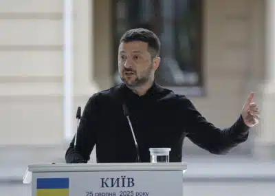 Líderes europeus e Zelensky apoiam postura de Trump por paz na Ucrânia Líderes europeus e Zelensky apoiam postura de Trump por paz na Ucrânia