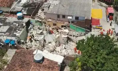 Desabamento em Olinda resulta em duas mortes e feridos; equipes buscam sobreviventes Desabamento em Olinda resulta em duas mortes e feridos; equipes buscam sobreviventes