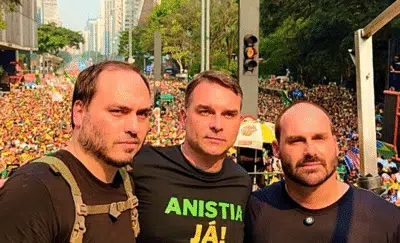 Carlos Bolsonaro acusa falta de apoio à anistia a Jair Bolsonaro Carlos Bolsonaro acusa falta de apoio à anistia a Jair Bolsonaro