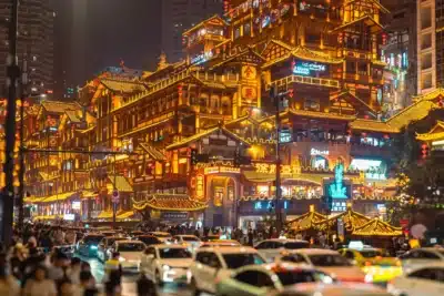 Chongqing: cidade ‘Blade Runner’ na China atrai 120 milhões de turistas em 2024 com arquitetura extrema