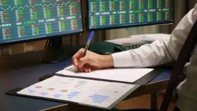 Dedique 4 horas anuais para aprender com grandes executivos sobre dinheiro e repense sua estratégia! Dedique 4 horas anuais para aprender com grandes executivos sobre dinheiro e repense sua estratégia!