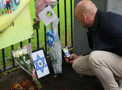 Keir Starmer visita sinagoga de Manchester e denuncia antissemitismo crescente