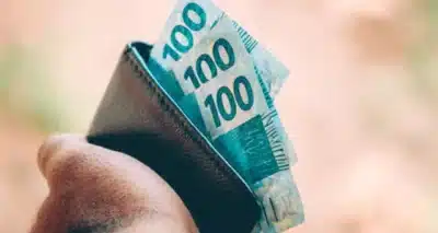 Brasileiro fala abertamente sobre salário, aponta pesquisa da Consumoteca