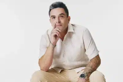 Douglas Torres, fundador da Yup Chat, fatura R$ 111 milhões com IA e ama surfar em Peruíbe Douglas Torres, fundador da Yup Chat, fatura R$ 111 milhões com IA e ama surfar em Peruíbe