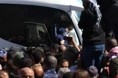 Prisioneiros palestinos libertados por Israel chegam a Ramallah após troca com Hamas