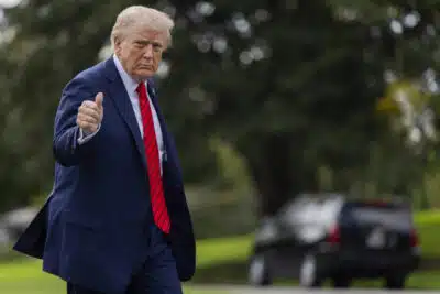 Trump impõe tarifa de 100% à China e intensifica temor de guerra comercial global Trump impõe tarifa de 100% à China e intensifica temor de guerra comercial global