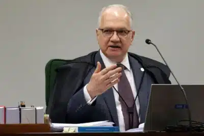 Fachin critica STF por resistir a ‘interesses autoritários’ e denuncia ações dos EUA
