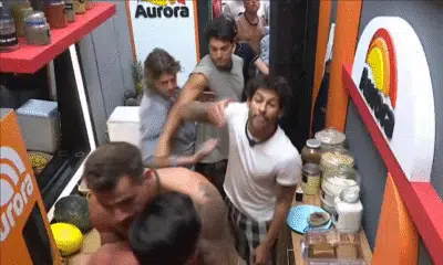 Shia Phoenix e Wallas Arrais protagonizam briga em ‘A Fazenda 17’ e risco de punições