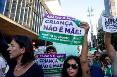 Câmara vota urgência que pode suspender aborto em 9 meses Câmara vota urgência que pode suspender aborto em 9 meses