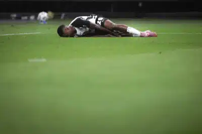 Vitinho sofre cirurgia e desfalca Corinthians por tempo indeterminado