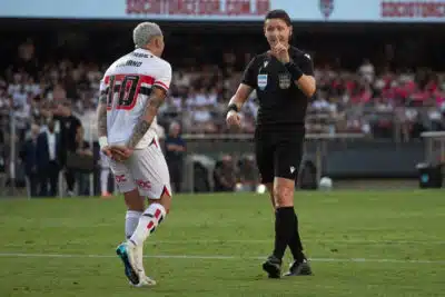 São Paulo protesta contra arbitragem polêmica no clássico; CBF age contra árbitros