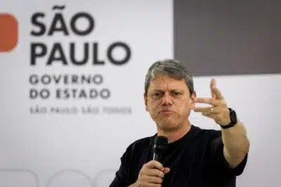 Tarcísio critica gestão do PT em estatais e defende privatização urgente Tarcísio critica gestão do PT em estatais e defende privatização urgente