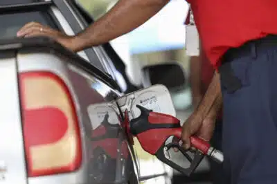 Petrobras reduz preço da gasolina em 4,9% e litro passa a custar R$ 2,71 Petrobras reduz preço da gasolina em 4,9% e litro passa a custar R$ 2,71
