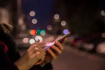 Datafolha: 30% dos brasileiros evitam sair de casa com celular; idosos são os mais cautelosos