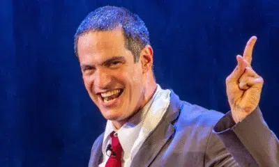 Mateus Solano dá tapa em celular de fã durante apresentação no teatro e gera polêmica