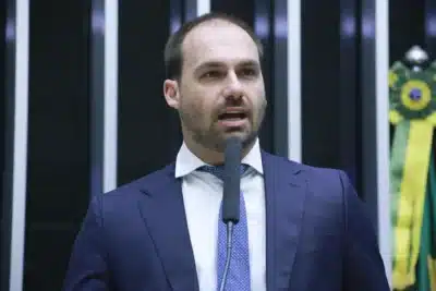 Câmara arquiva processo contra Eduardo Bolsonaro por imunidade parlamentar Câmara arquiva processo contra Eduardo Bolsonaro por imunidade parlamentar