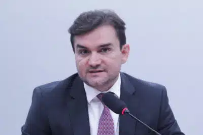 Sabino nega deixar cargo no Governo Lula: ‘Seria uma covardia’ e intensifica embate político Sabino nega deixar cargo no Governo Lula: ‘Seria uma covardia’ e intensifica embate político