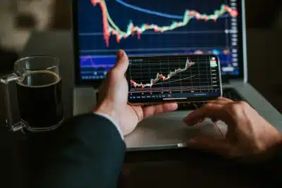 S&P lança índice inovador com ações e criptomoedas