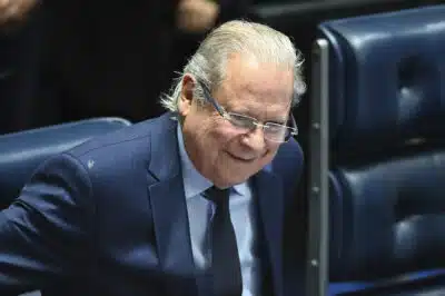 José Dirceu: Bolsonaro não tem condições de ir à prisão comum