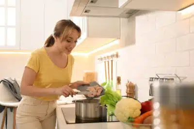 6 hábitos perigosos na cozinha que podem causar intoxicação alimentar 6 hábitos perigosos na cozinha que podem causar intoxicação alimentar