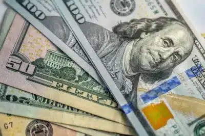 Dólar sobe em R$ 5,35 com investidores atentos à fiscalização