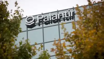 Palantir nega falhas em sistemas de defesa; ação despenca 7,5%