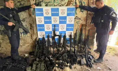 Operação da PM no Rio captura 14 milicianos e apreende 12 fuzis em Jacarepaguá Operação da PM no Rio captura 14 milicianos e apreende 12 fuzis em Jacarepaguá