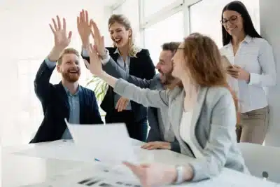 Estudo revela que líderes que inspiram confiança criam equipes mais felizes e menos estressantes Estudo revela que líderes que inspiram confiança criam equipes mais felizes e menos estressantes
