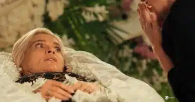 Sandra retorna do caixão e promete vingança em Êta Mundo Melhor: “Vão se arrepender” Sandra retorna do caixão e promete vingança em Êta Mundo Melhor: “Vão se arrepender”