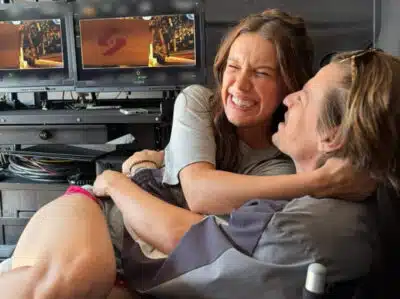Millie Bobby Brown publica primeira foto da filha nas redes sociais em momentos de diversão em família