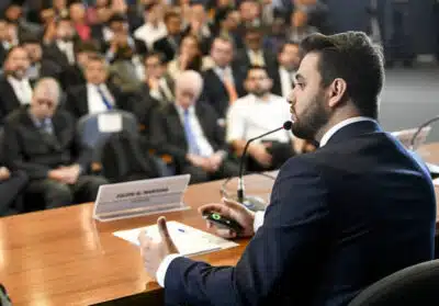 Filipe Martins solicita a Moraes a reversão da decisão que afastou seus advogados