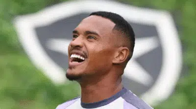 John é convocado para a seleção brasileira e enfrenta Hugo Souza e Bento