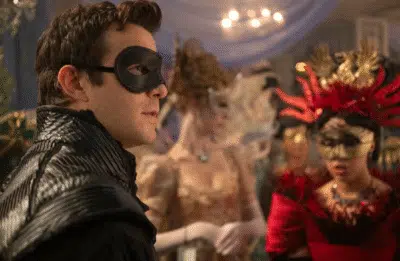 Quarta temporada de ‘Bridgerton’ tem data de estreia definida; Benedict Bridgerton (Luke Thompson) e Sophie (Yerin Ha) se apaixonam em baile de máscaras