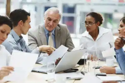Como liderar equipes com cinco gerações diferentes e transformar conflitos em colaboração eficaz Como liderar equipes com cinco gerações diferentes e transformar conflitos em colaboração eficaz