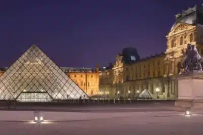 Joias da coroa francesa são furtadas do Museu do Louvre; governo classifica valor como “inestimável” Joias da coroa francesa são furtadas do Museu do Louvre; governo classifica valor como “inestimável”