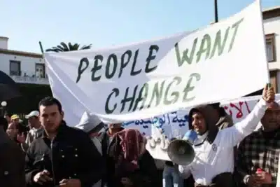 Geração Z protesta com violência no Marrocos, seguindo tendência global Geração Z protesta com violência no Marrocos, seguindo tendência global