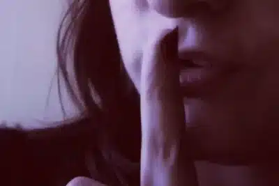 Como o silêncio de um colega pode prejudicar a equipe? Descubra como a timidez afeta o desempenho! Como o silêncio de um colega pode prejudicar a equipe? Descubra como a timidez afeta o desempenho!
